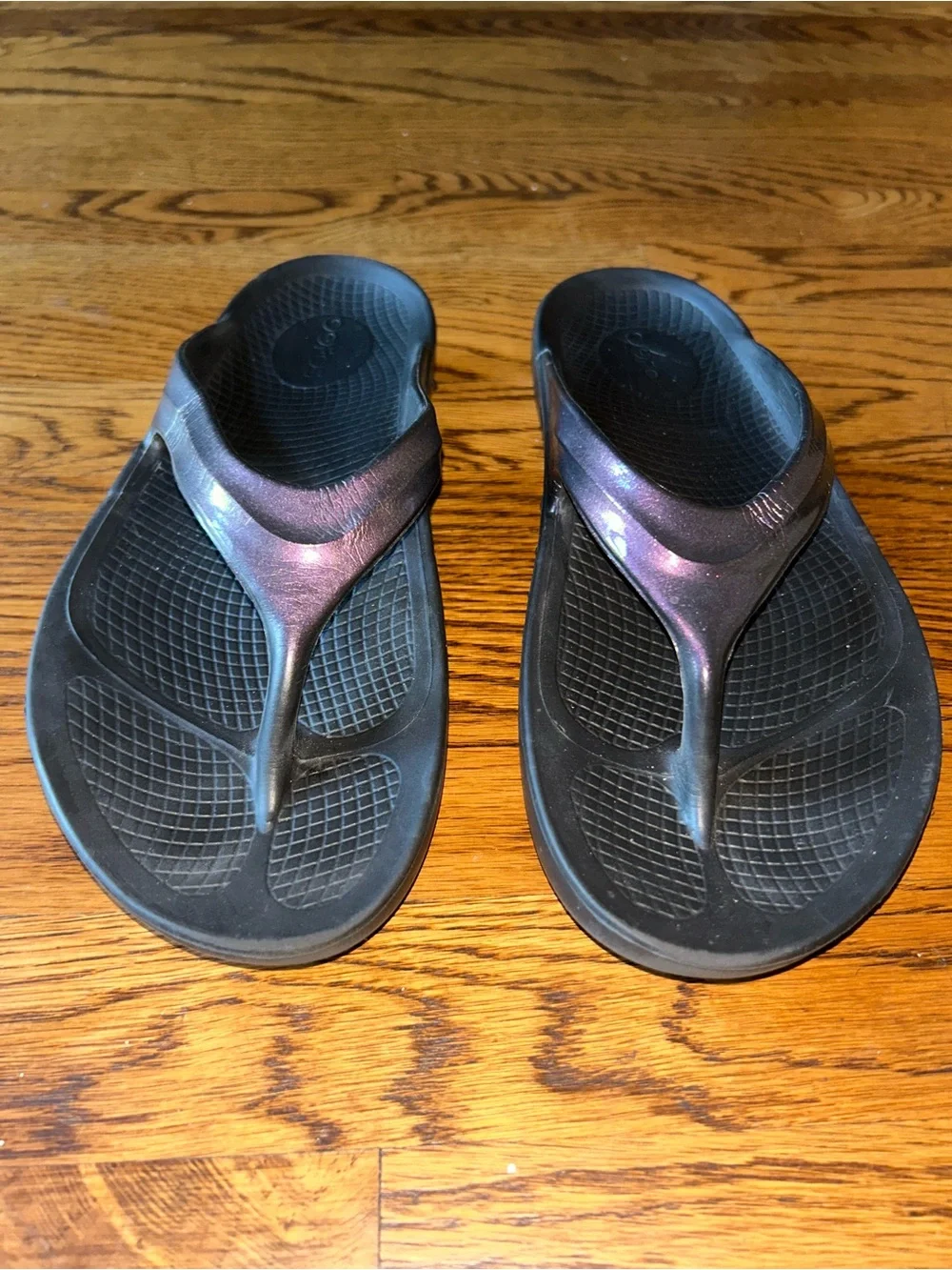 OOFOS Women’s OOriginal Metallic Purple Black Recovery Sandals Size 9